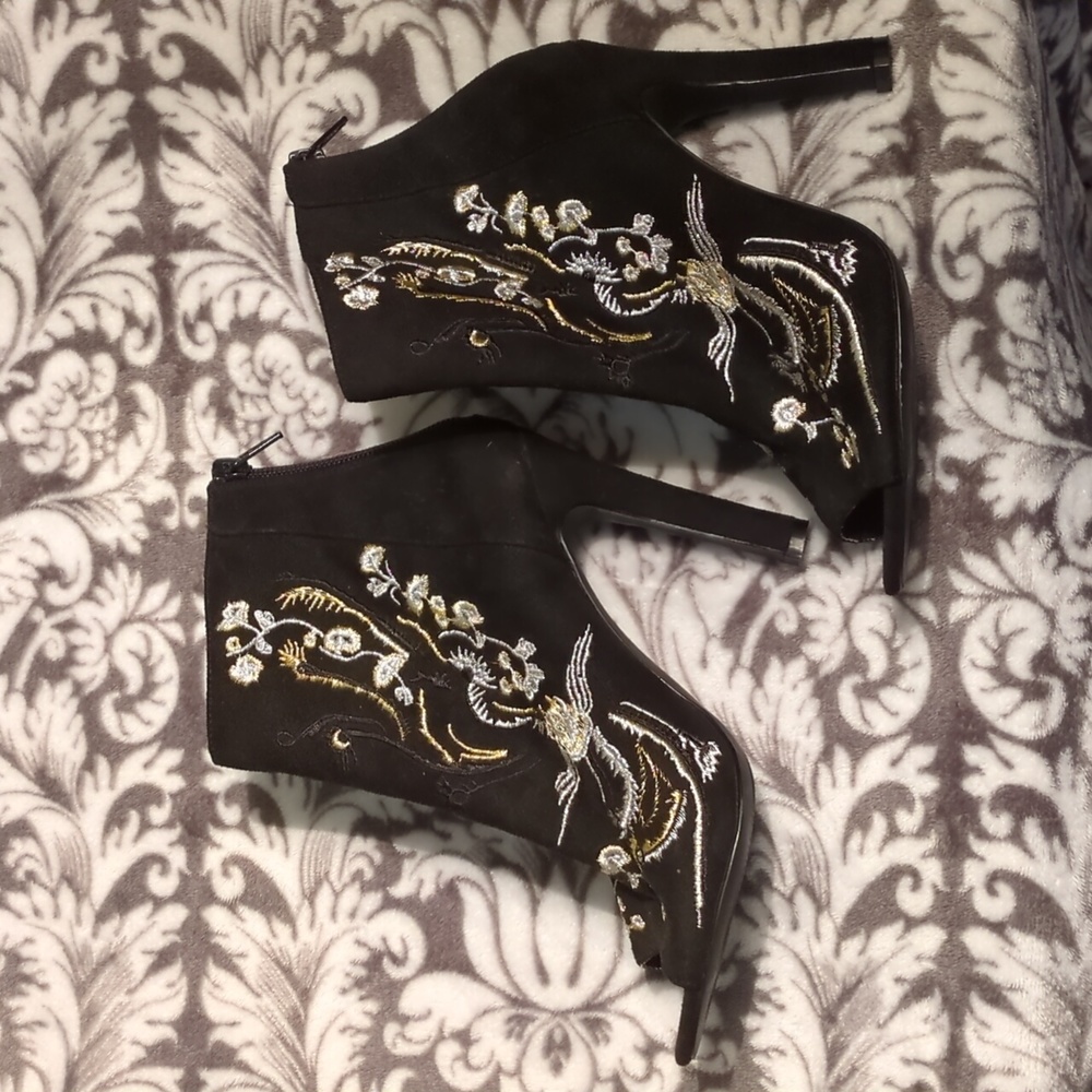 Carlos Santana - Rachelle, Velvet embroidered pep-toe heelesld booties